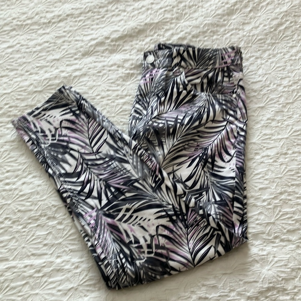 Super cute Suko jeans in fun shades of gray cream and light purple leaf print